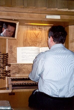 Christian an der Orgel der Christuskirche zu Windhoek (Namibia)